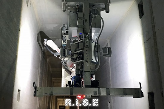 Robot lắp đặt thang máy